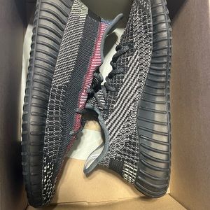 Yeezy Boost 350 V2 Size 8.5 Men. Sneakers are in excellent condition Original BX
